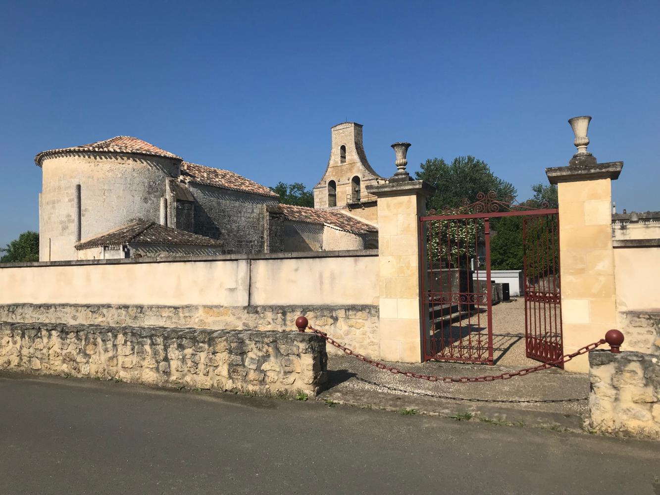 Eglise vue depuis le bourg