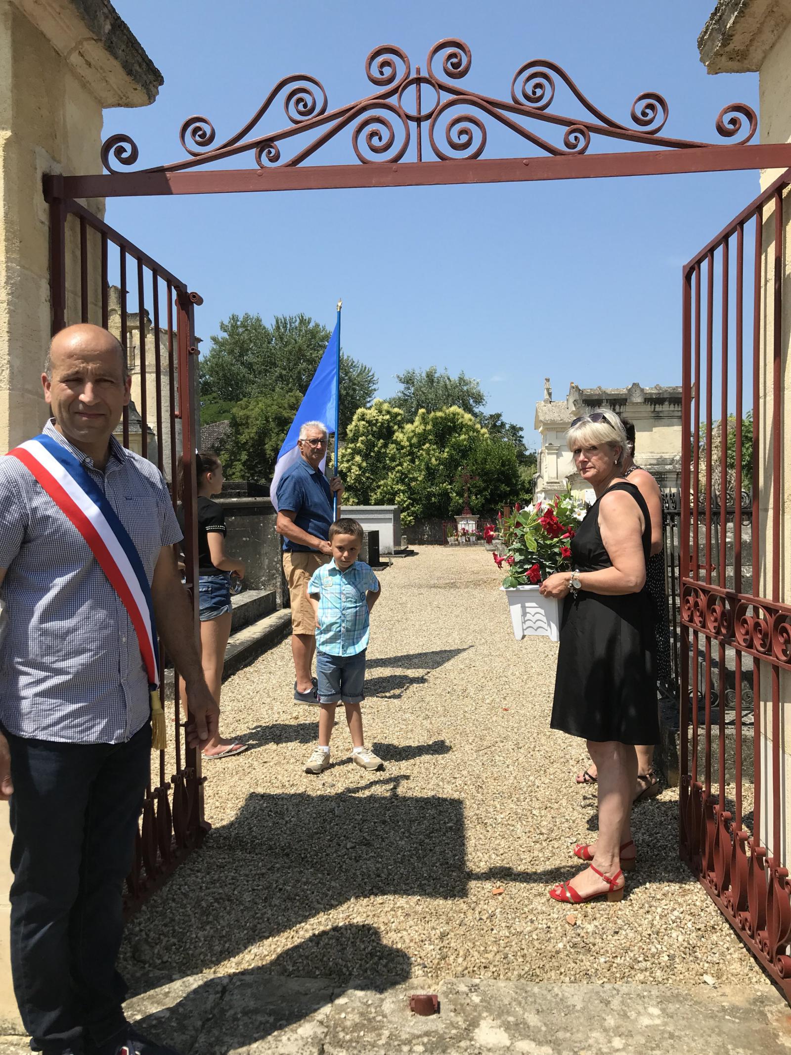 Le Maire et ses adjointes au cimetière communale