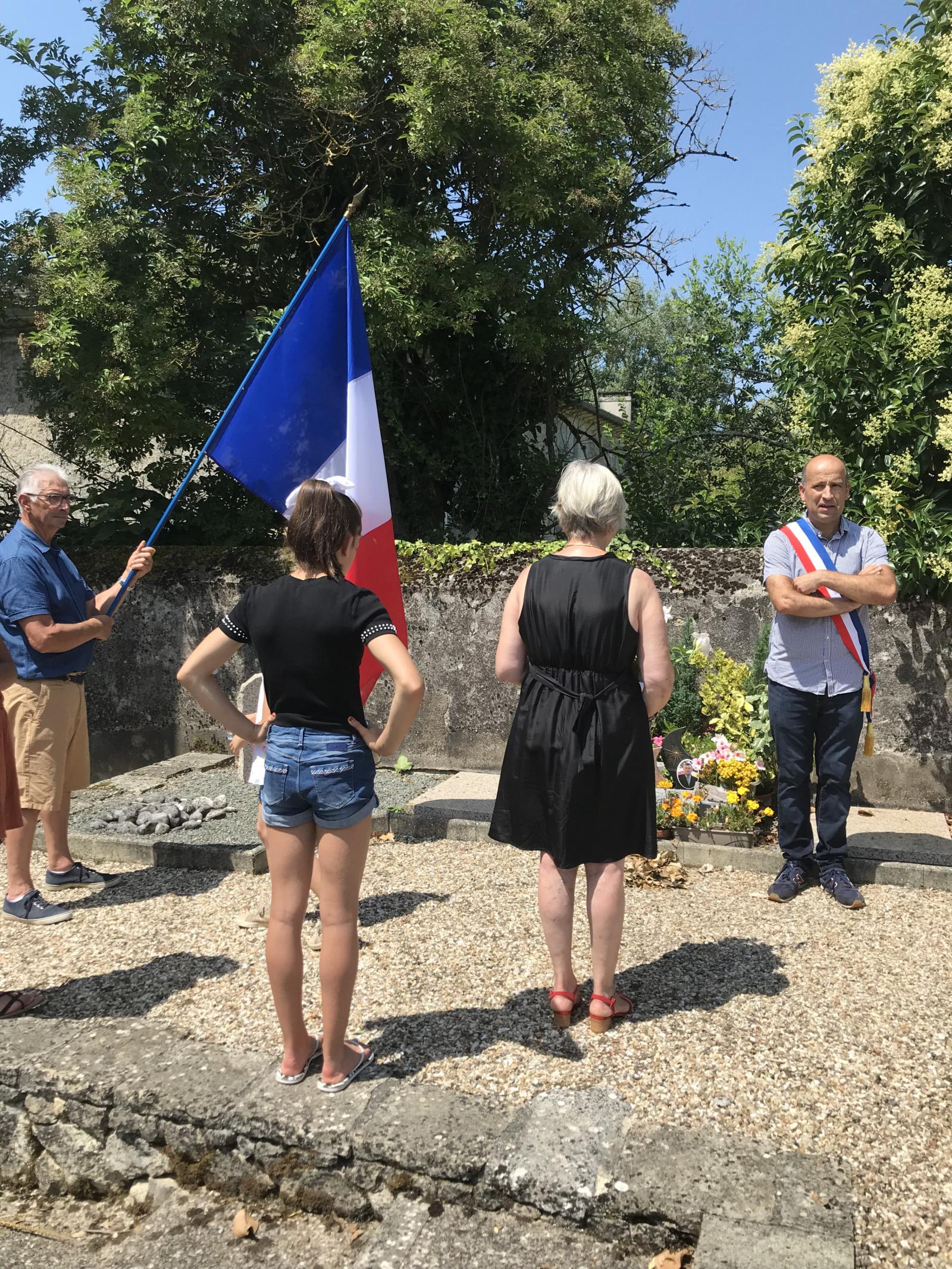 Dêpot de gerbes de fleurs à nos Maires