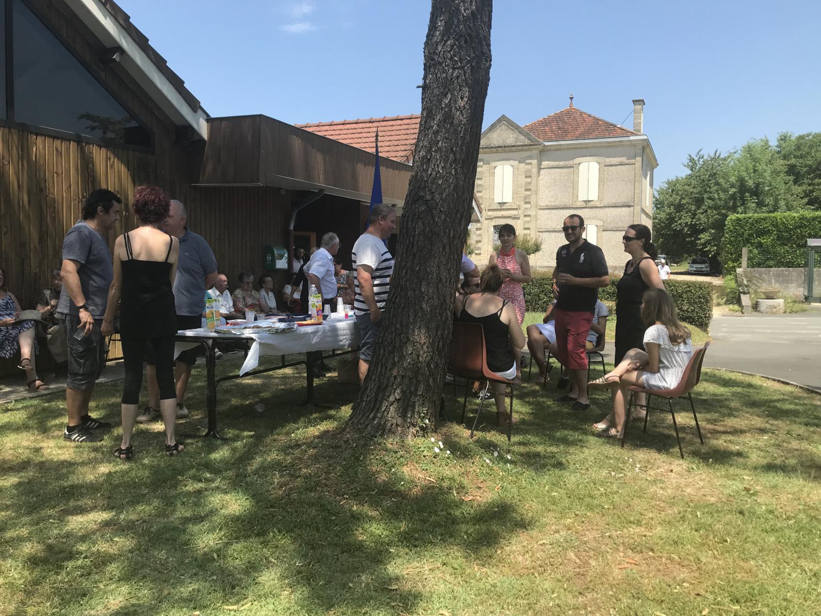 Les habitants à l'apéritif