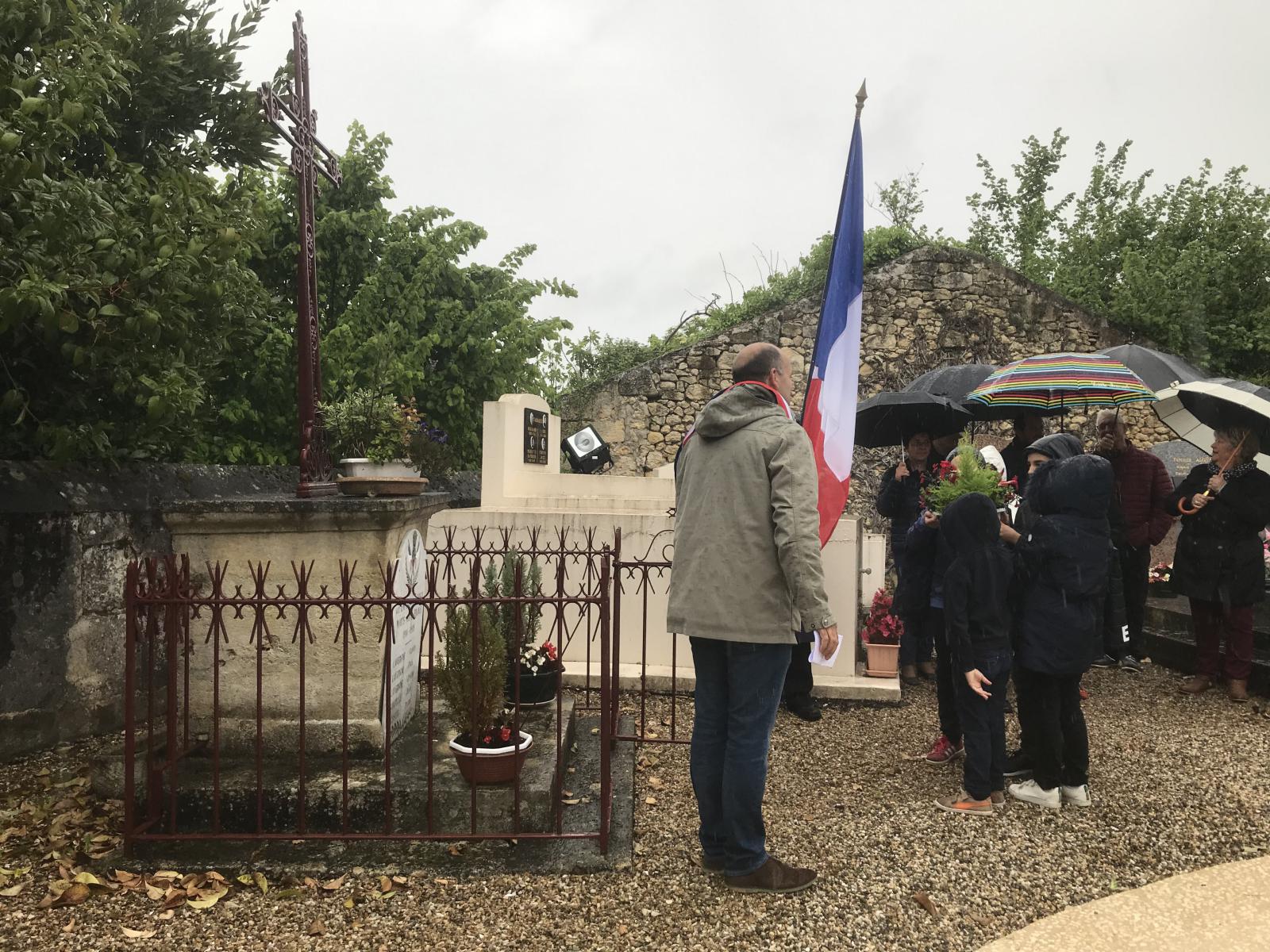 Pose des fleurs au monument aux morts