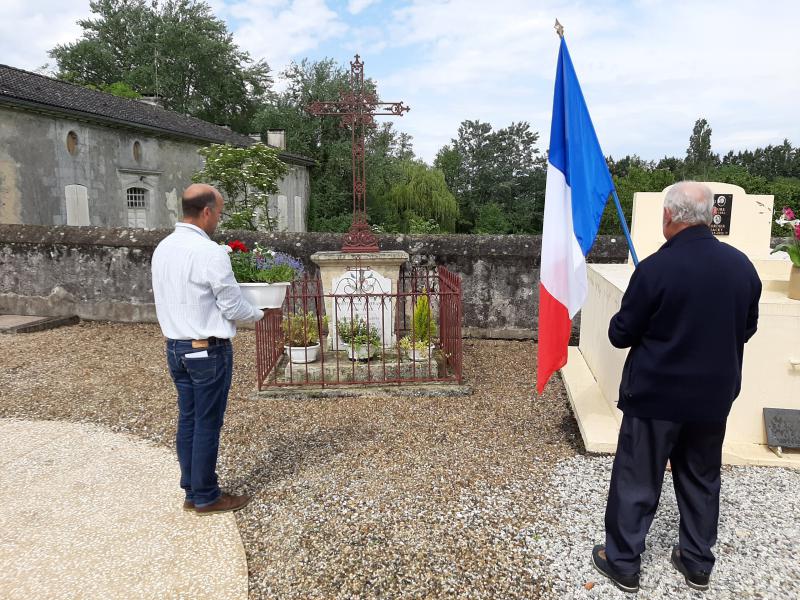 Dépose de gerbe au monument aux morts