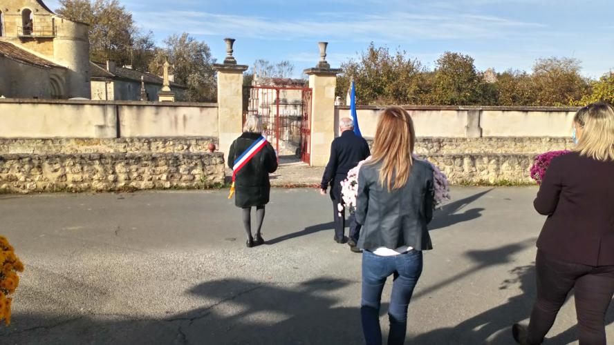 Marche vers le monument au morts