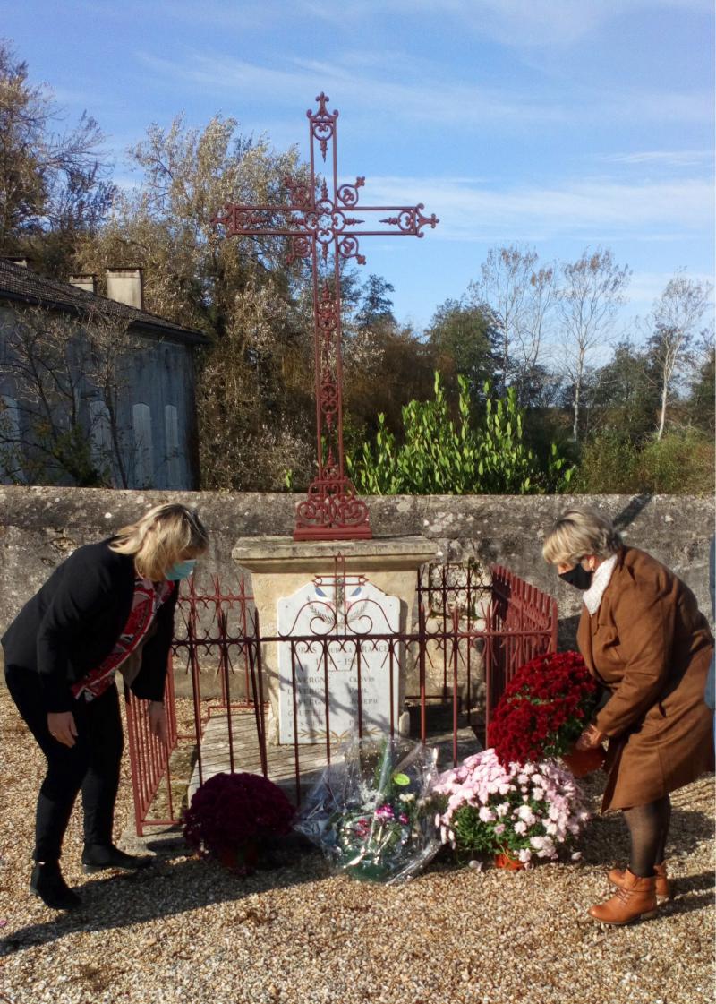 Dépôt de gerbe au monument aux morts